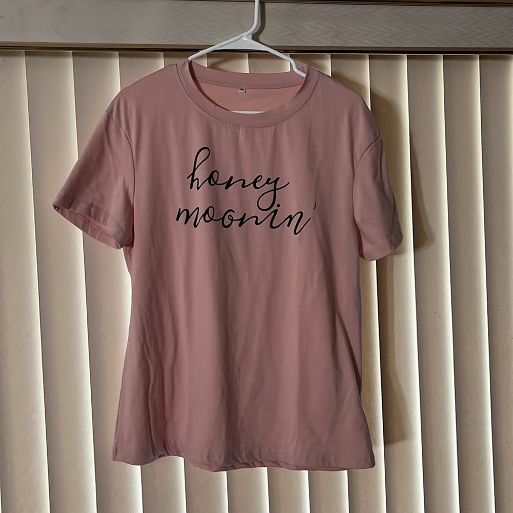 Pink tshirt for a newly wed. Says “honey moonin’ “